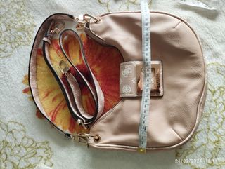 Bolso Guess medialuna con bandolera  