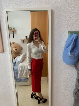 Pantalón rojo de Stradivarius