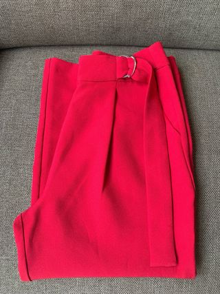 Pantalón rojo de Stradivarius