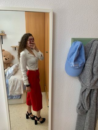 Pantalón rojo de Stradivarius