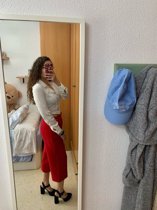 Pantalón rojo de Stradivarius