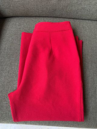 Pantalón rojo de Stradivarius