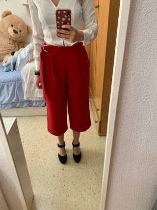 Pantalón rojo de Stradivarius