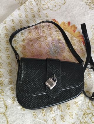 Bolso Guess con bandolera símil croc