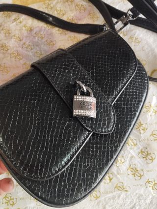 Bolso Guess con bandolera símil croc