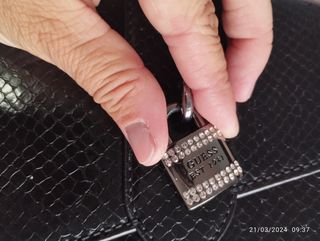 Bolso Guess con bandolera símil croc