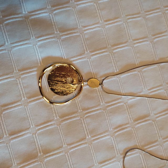 Collar dorado con esmaltes