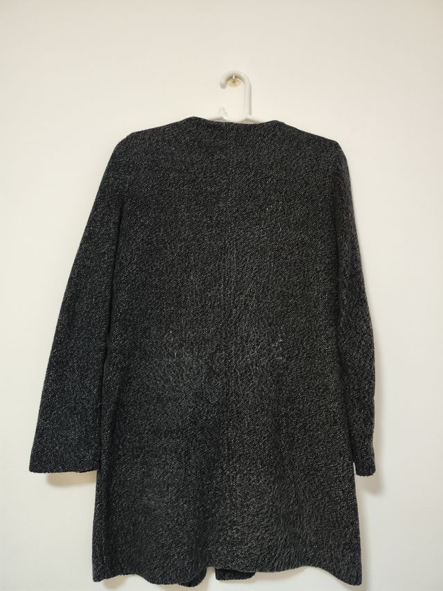 Abrigo 3/4 negro gris. Stradivarius.