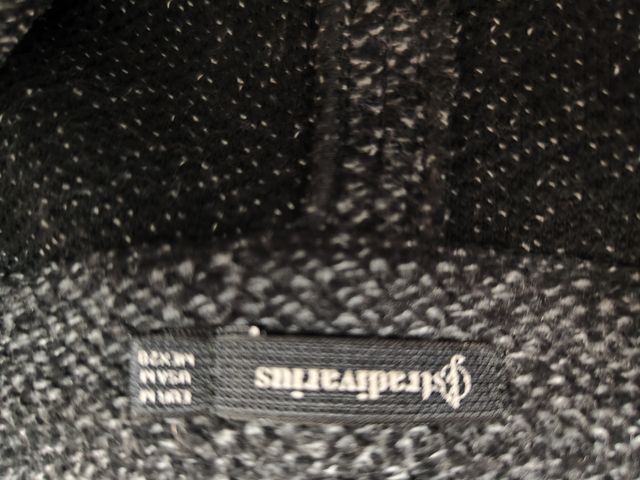 Abrigo 3/4 negro gris. Stradivarius.