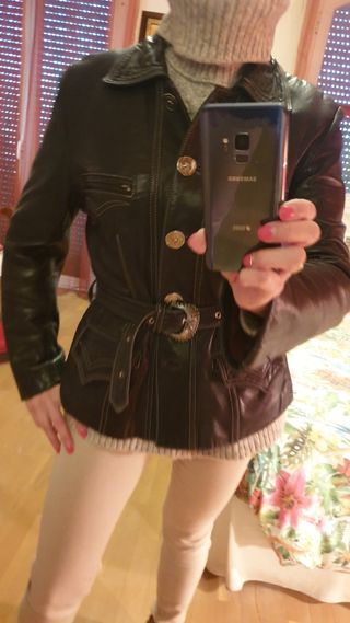 Cazadora negra de cuero tipo motero