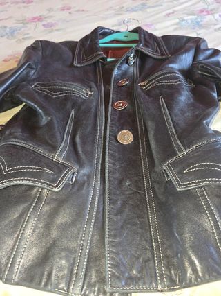 Cazadora negra de cuero tipo motero