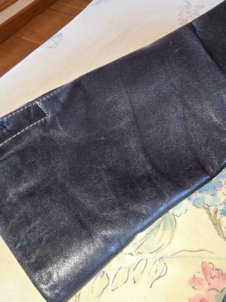 Cazadora negra de cuero tipo motero