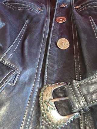 Cazadora negra de cuero tipo motero