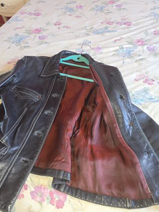 Cazadora negra de cuero tipo motero