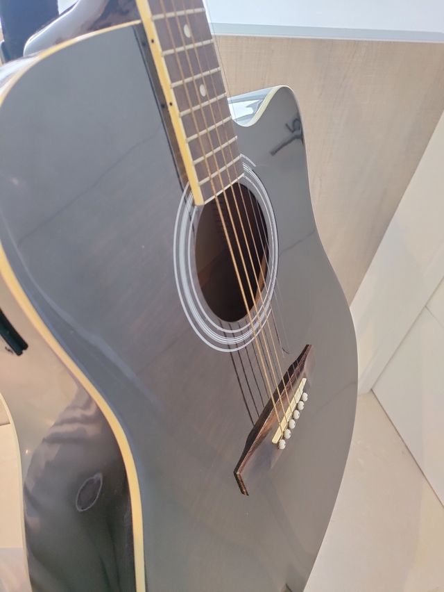 Guitarra electroacústica 4/4