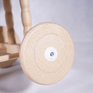 Carrito de muñecas de mimbre , madera y tela