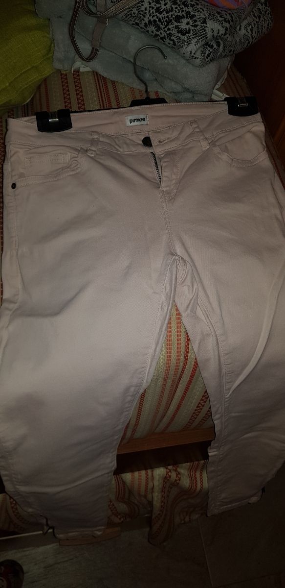 Pantalón rosa de pitillo