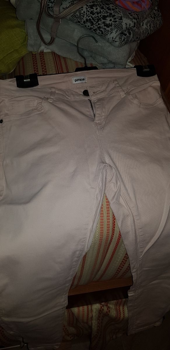 Pantalón rosa de pitillo