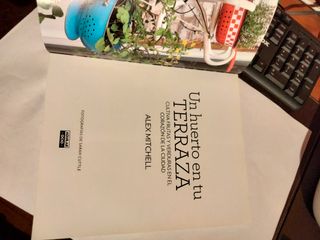 Libro UN HUERTO EN TU TERRAZA de Alex Mitchell