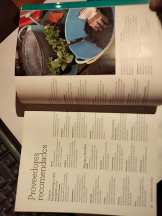 Libro UN HUERTO EN TU TERRAZA de Alex Mitchell