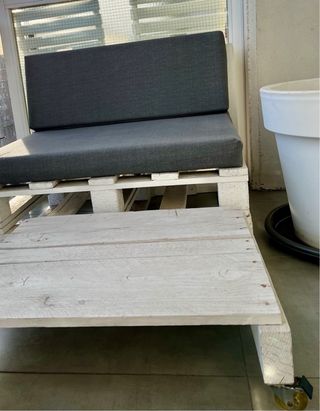 Sofá pallets blanco con mesa a juego