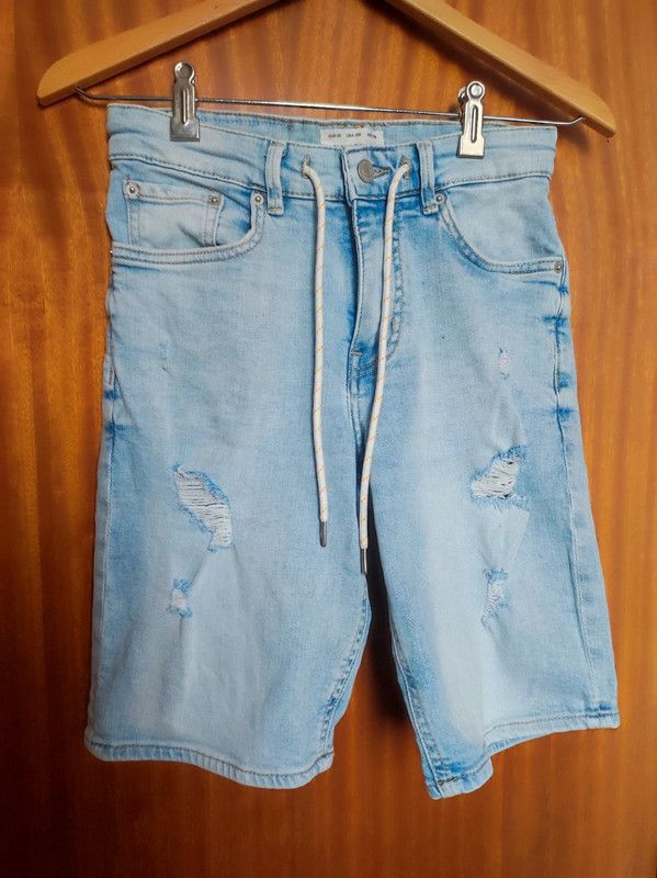 Bermuda vaquera azul claro con rotos talla 36