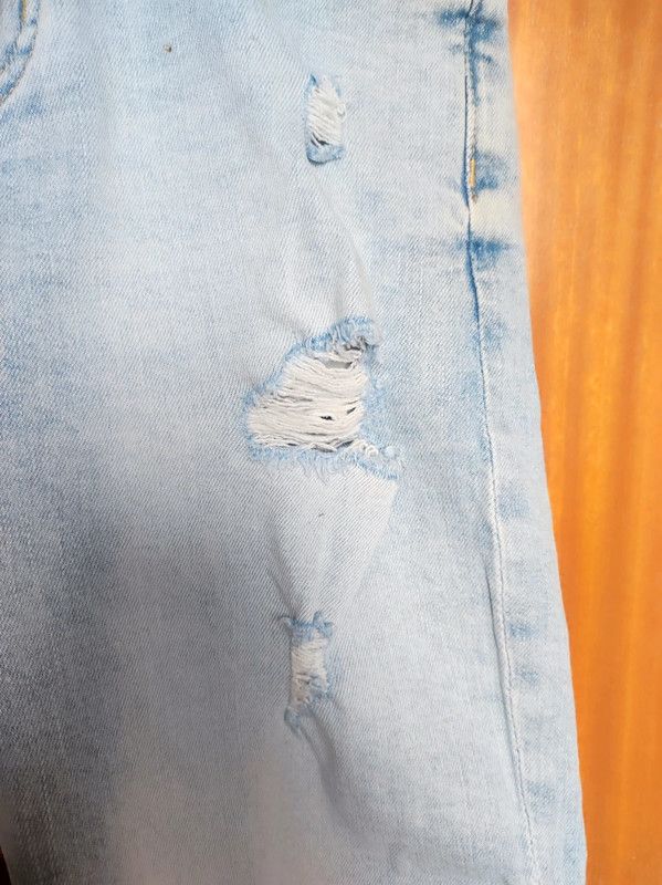 Bermuda vaquera azul claro con rotos talla 36