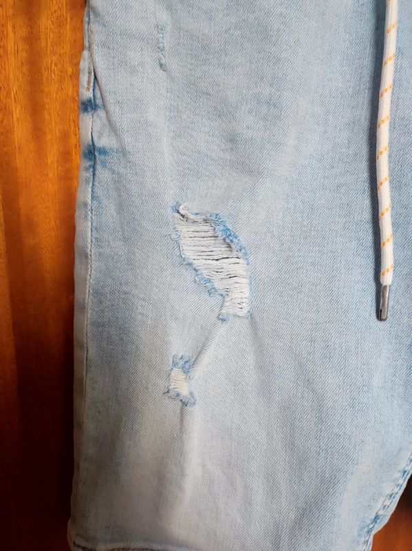 Bermuda vaquera azul claro con rotos talla 36