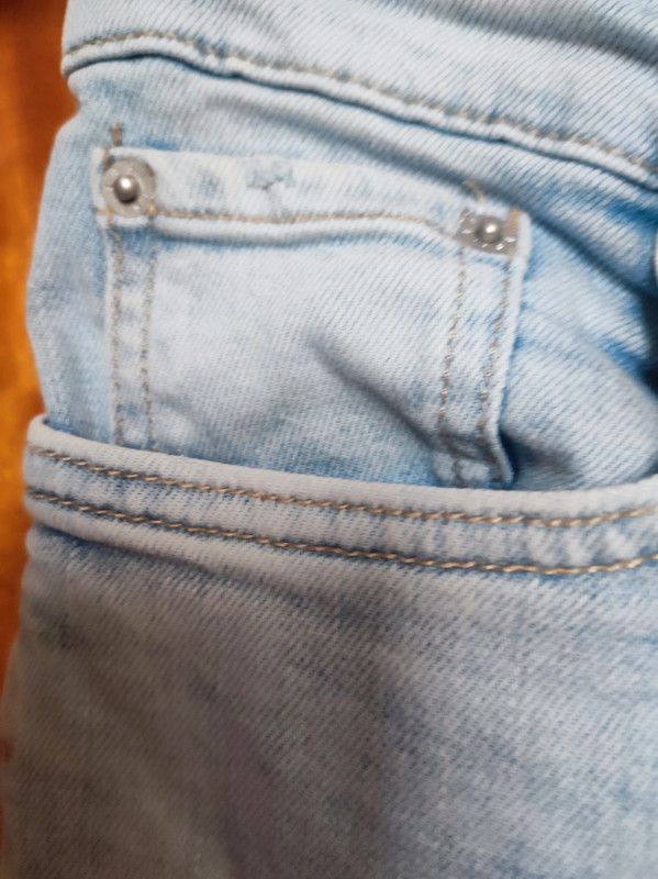 Bermuda vaquera azul claro con rotos talla 36