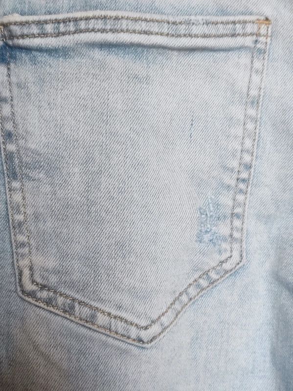 Bermuda vaquera azul claro con rotos talla 36