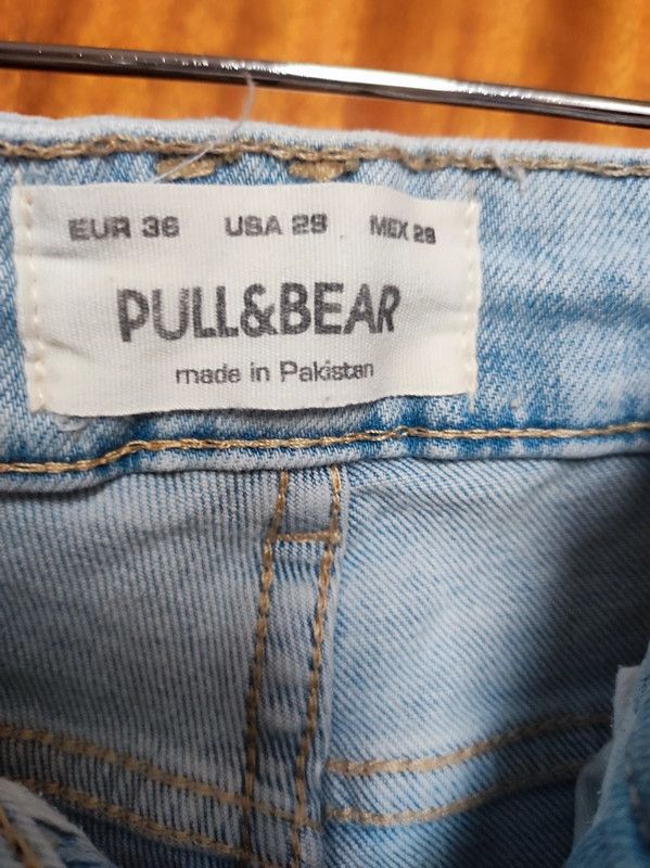 Bermuda vaquera azul claro con rotos talla 36