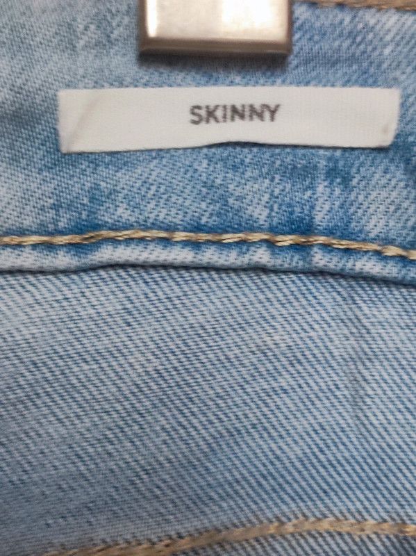 Bermuda vaquera azul claro con rotos talla 36