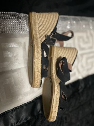 Sandalias negras de cuña