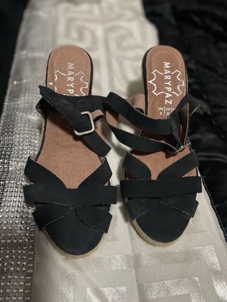 Sandalias negras de cuña