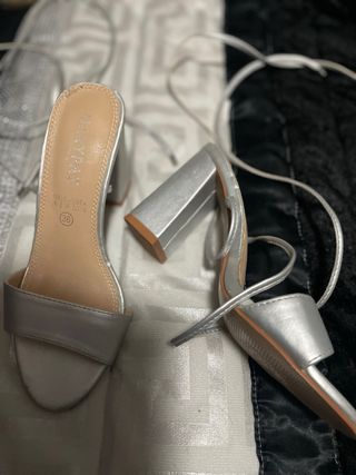 Sandalias plateadas con cintas al tobillo