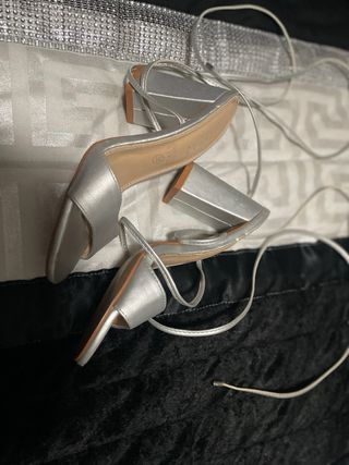 Sandalias plateadas con cintas al tobillo