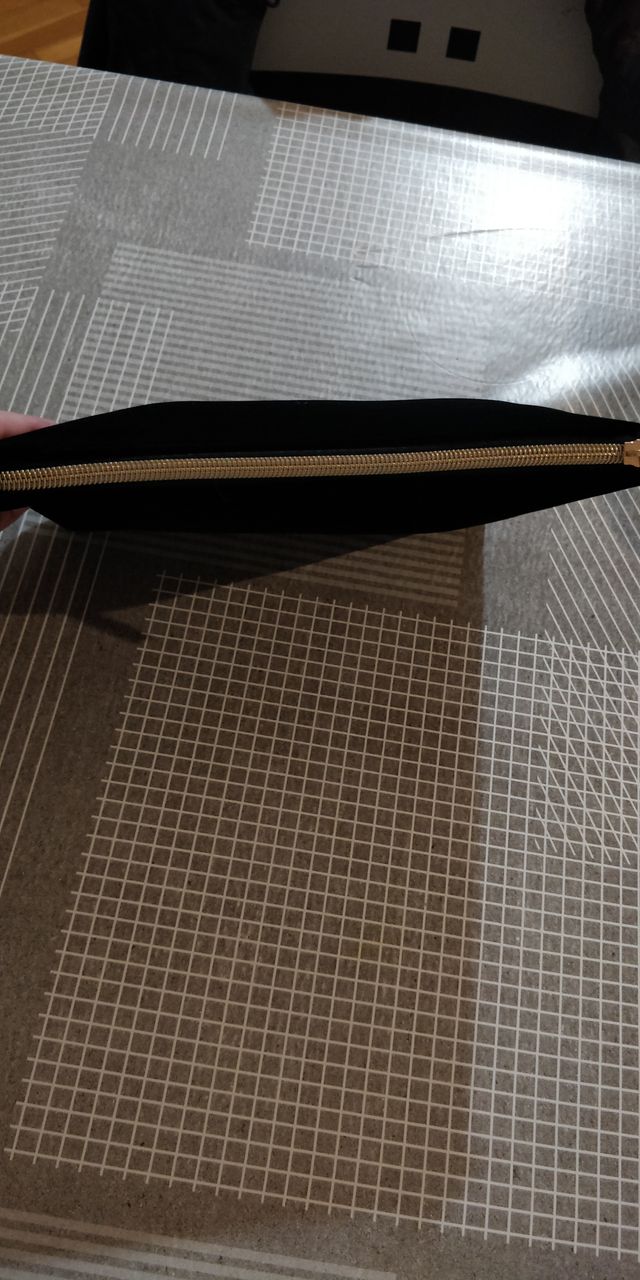 Bolso negro con cremallera