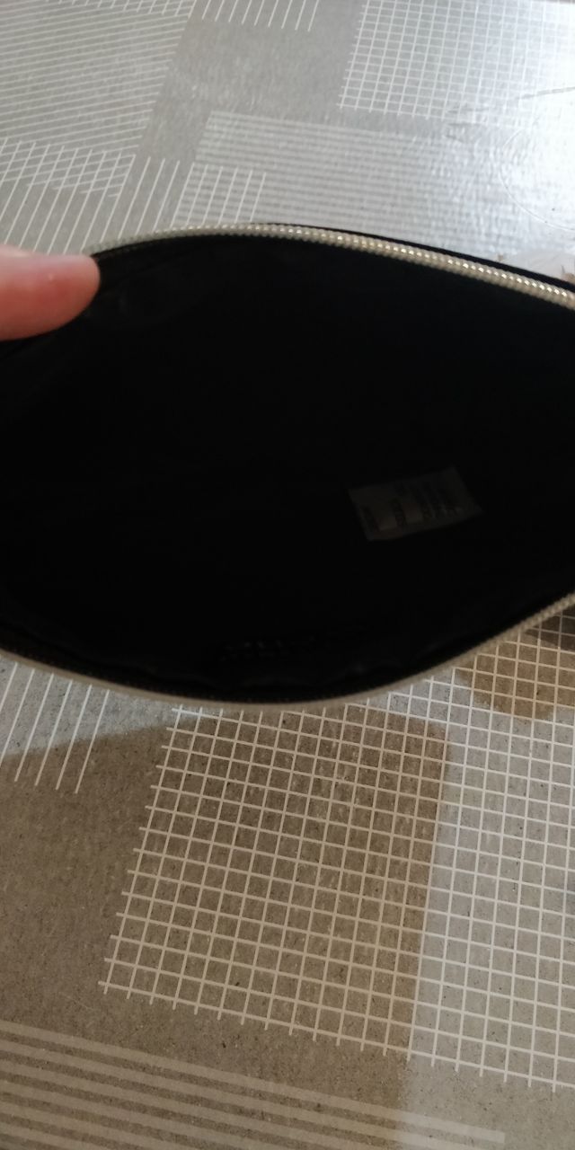 Bolso negro con cremallera