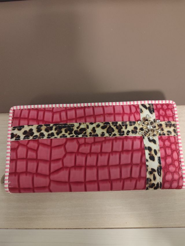 Cartera rosa con estampado de leopardo