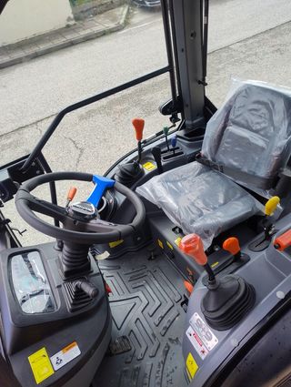 Mini tractor Solís 26 con cabina