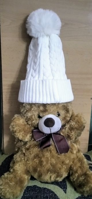 gorro,blanco,con,pompón,de, chica