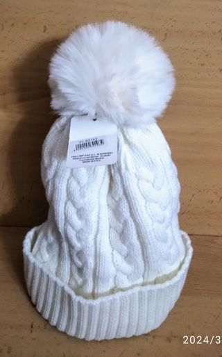 gorro,blanco,con,pompón,de, chica