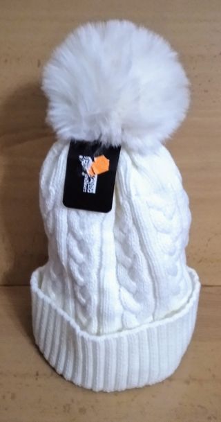 gorro,blanco,con,pompón,de, chica