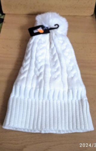 gorro,blanco,con,pompón,de, chica