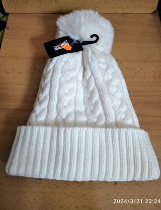 gorro,blanco,con,pompón,de, chica