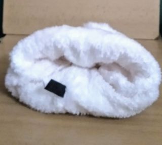 gorro,blanco,con,pompón,de, chica