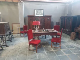 Despacho de nogal. Muebles.