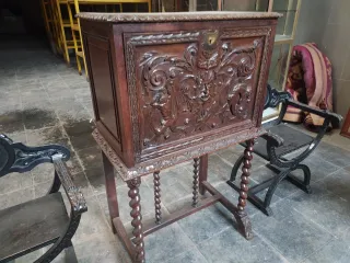 Despacho de nogal. Muebles.
