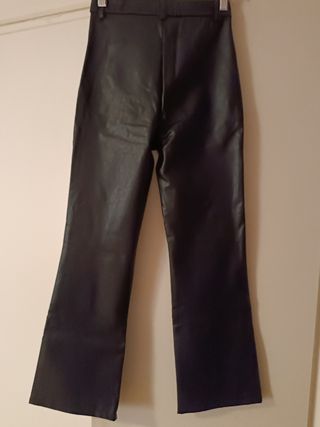 Pantalón vaquero negro imitación piel
