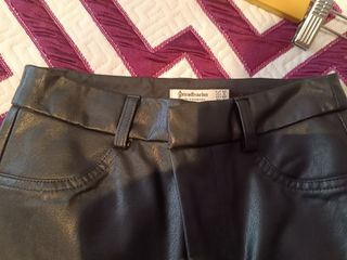 Pantalón vaquero negro imitación piel